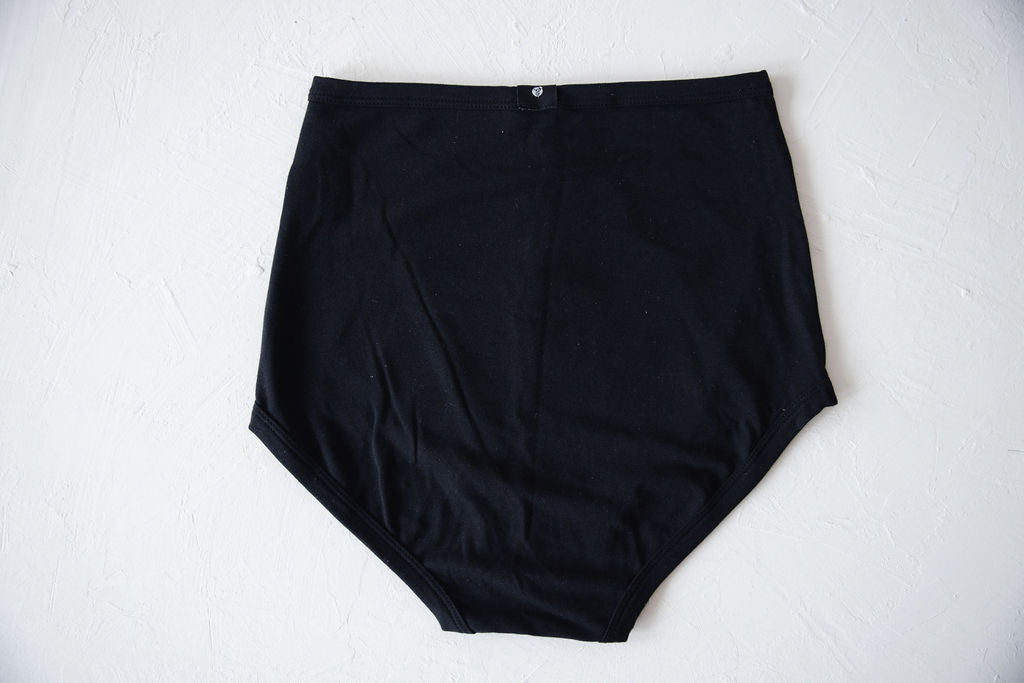 High-waisted odor-resistent and sustainably made pre and postpartum undies