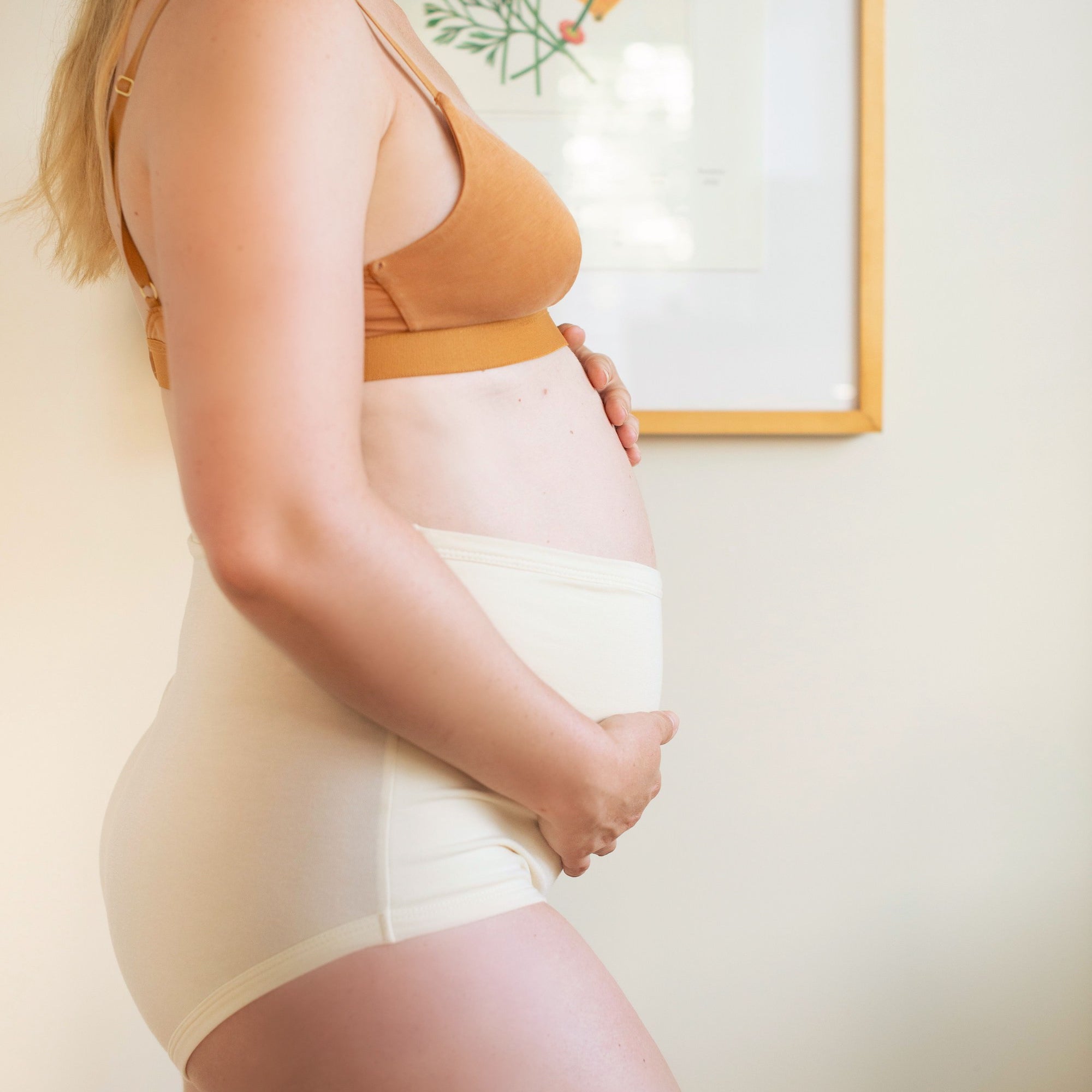 High-waisted pregnancy underwear in color milk by Momme
