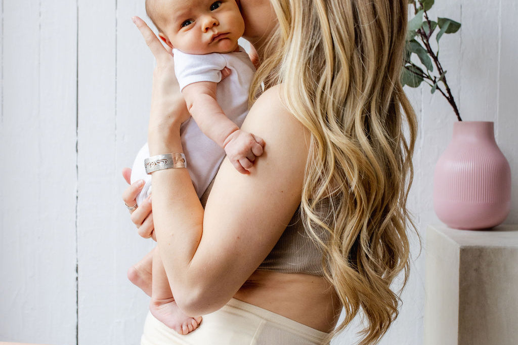 Momme | High-waisted pregnancy and postpartum underwear in the color milk