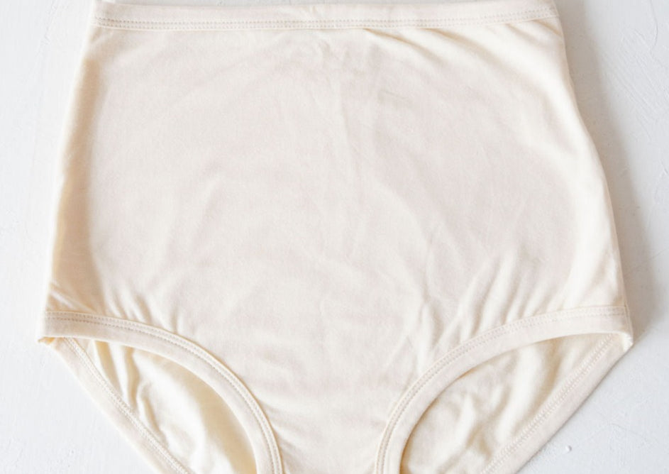 High-waisted pregnancy and postpartum underwear in the color milk by Momme