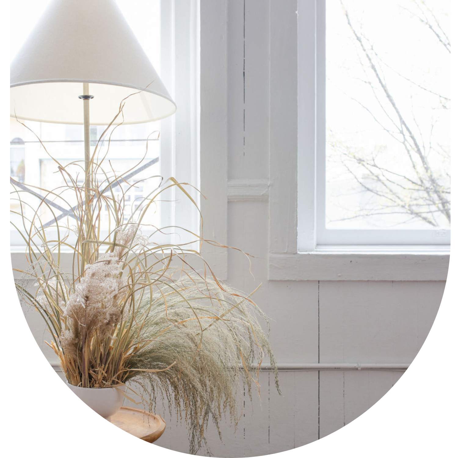 Momme | Calm room with dried floral arrangement