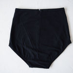 High-waisted odor-resistent and sustainably made pre and postpartum undies