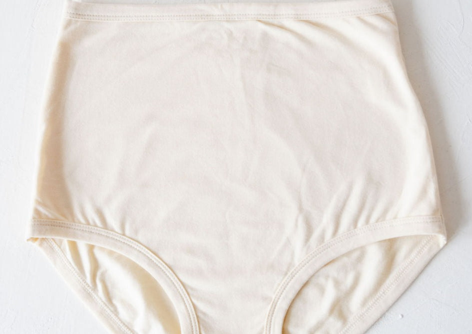 High-waisted pregnancy and postpartum underwear in the color milk by Momme