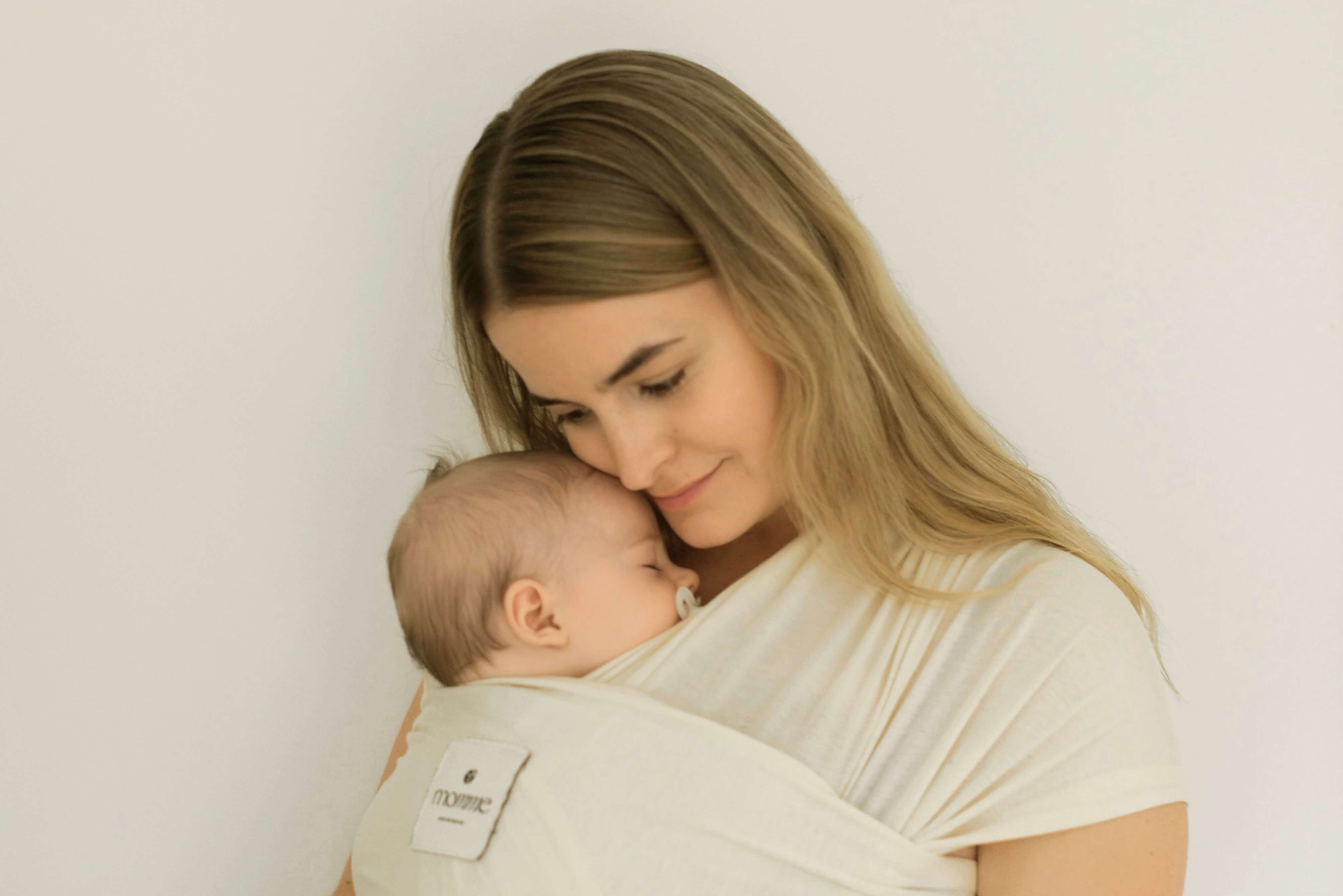 Momme | sustainable kangaroo wrap with baby in milk